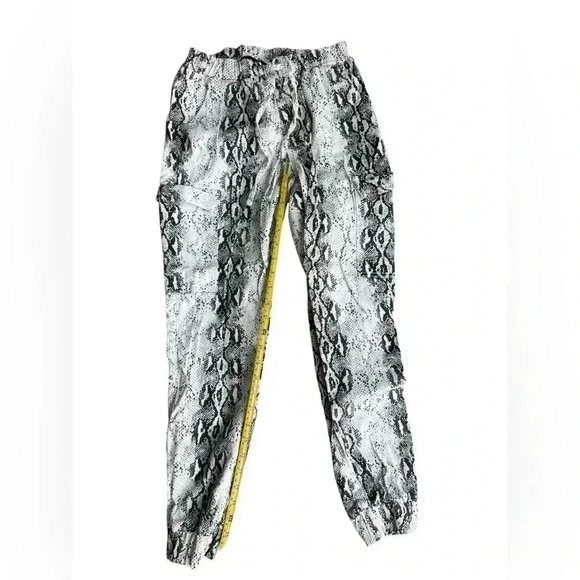 Almost Famous Women's Snake Print Cargo Jogger Pants-Medium-Pockets - Picture 6 of 6